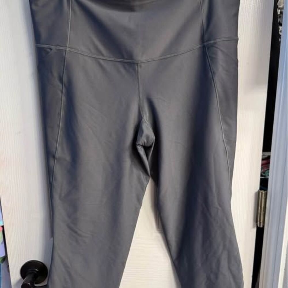 All in Motion xxl Grey Capri Athletic Leggings With Pockets